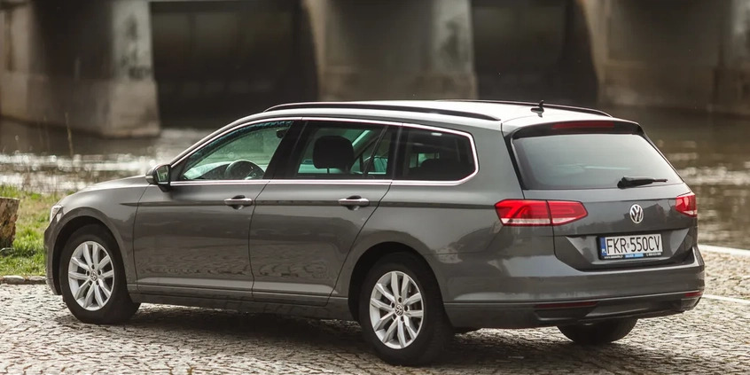 Volkswagen Passat cena 53000 przebieg: 239000, rok produkcji 2016 z Sieniawa małe 704